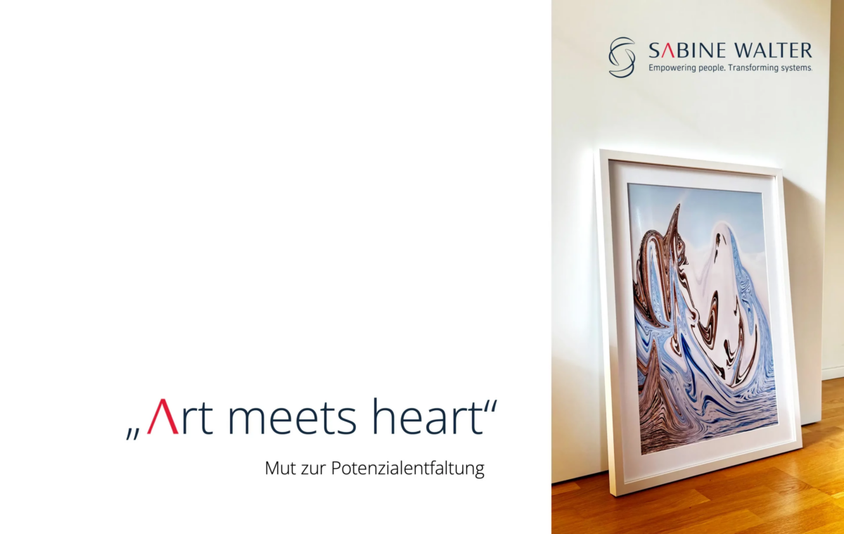 Ein Bild, das eine künstlerisch gestaltete Welle zeigt, steht an einer Wand. Es weißt auf die Ausstellung "Art meets heart" hin