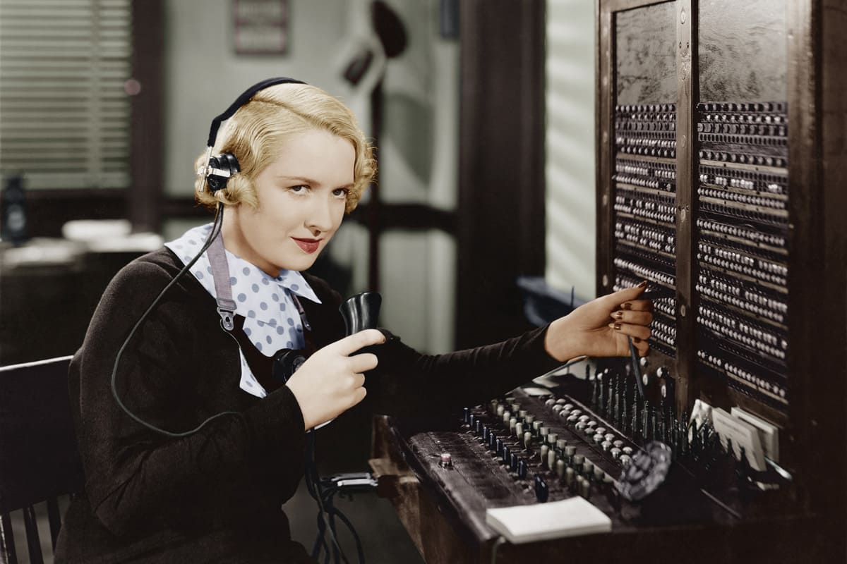 Digital Leadership: Telephone operator at the placement workplace 30s
