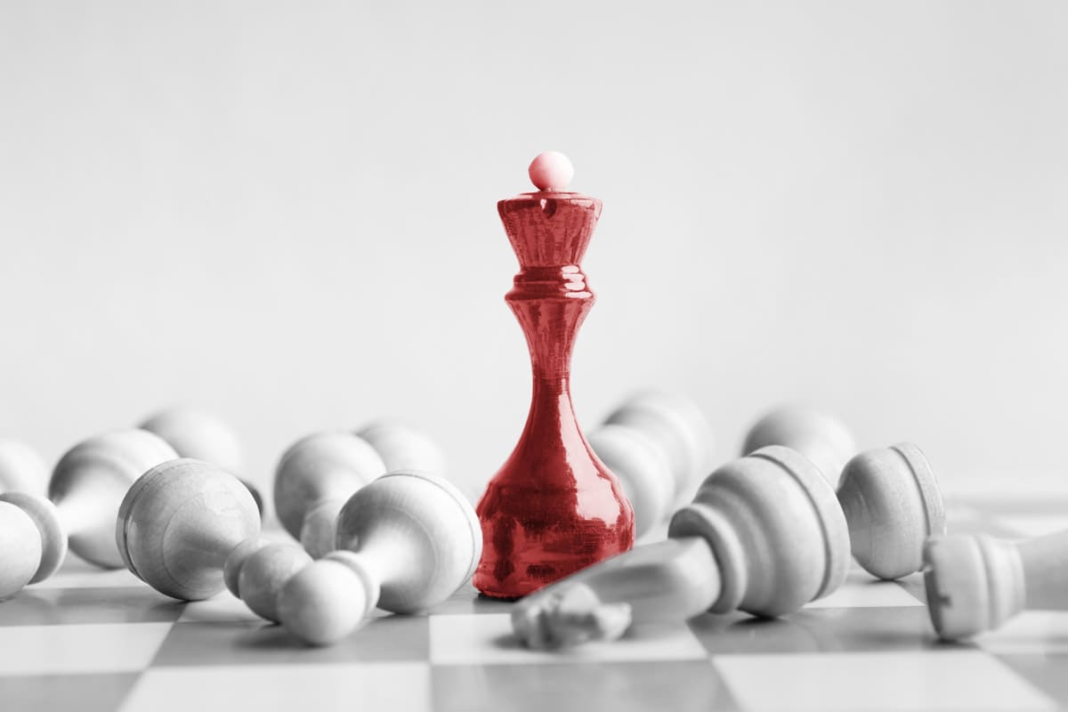 Schach König steht und alle Figuren liegen - Die überforderte Organisation - netzwerk managementberatung | coaching