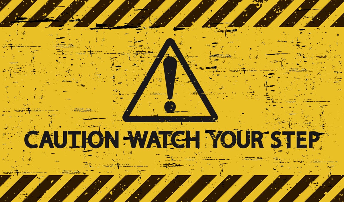 Agile Leadership: Gelbes Schild mit der Aufschrift caution watch your step - managementberatung | coaching